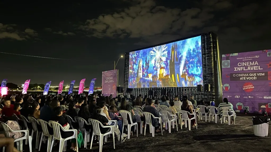 “Cinema Inflável” chega em Simões Filho e leva a magia do cinema para o estacionamento do Estádio Municipal