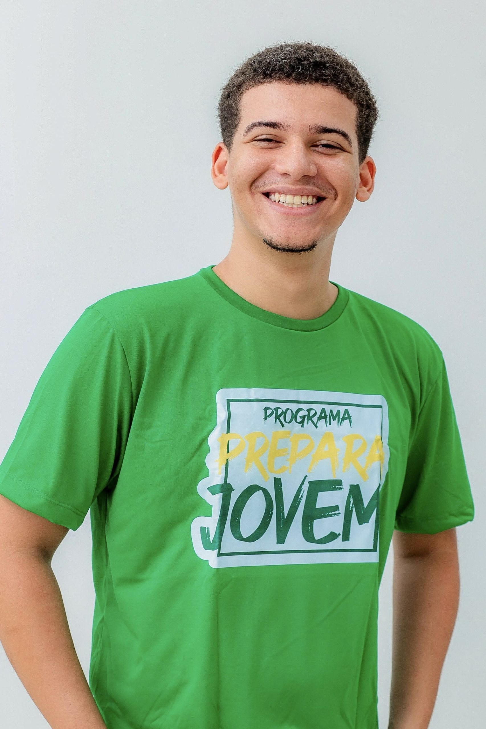 Estudante do Prepara Jovem conquista 840 pontos na redação do Enem e nota máxima na redação da Uneb