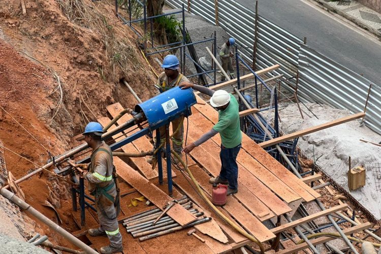 Contenção na Estrada de Candeias avança e reforça proteção de moradores