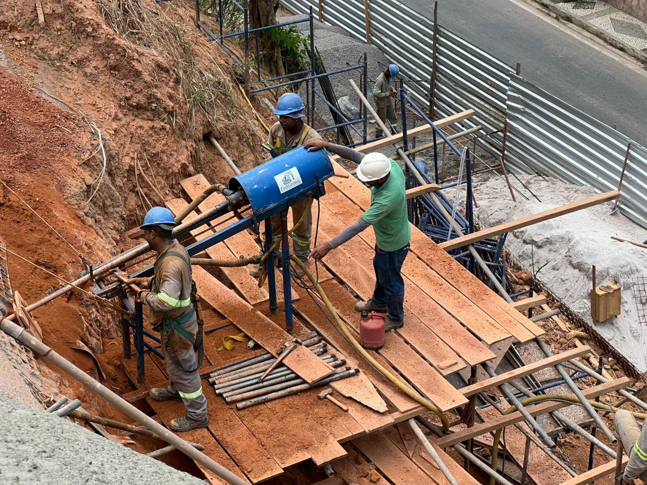 Contenção na Estrada de Candeias avança e reforça proteção de moradores