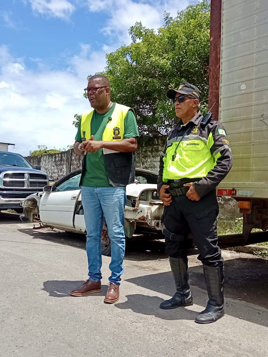 Simões Filho intensifica ações contra veículos abandonados nas vias públicas; remoção começa na segunda-feira (9)