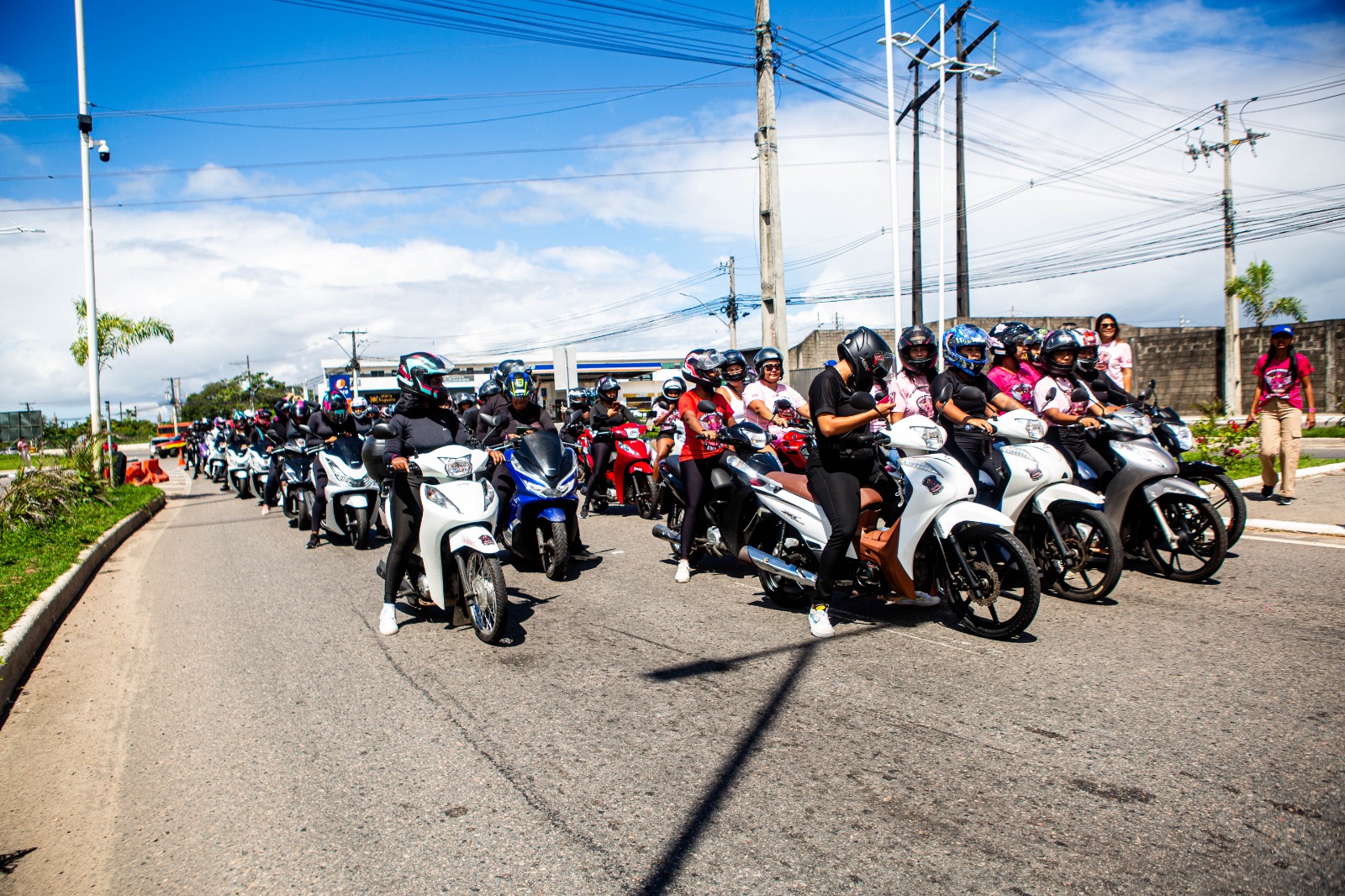 Motociata com grupo Motodivas abre programação do Dia Internacional da Mulher em Simões Filho