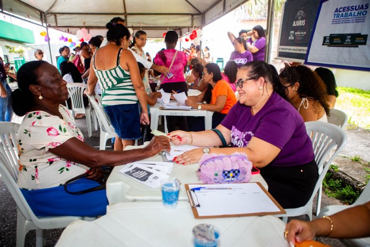 Simões Filho realiza Feira da Mulher com oferta de serviços e orientações