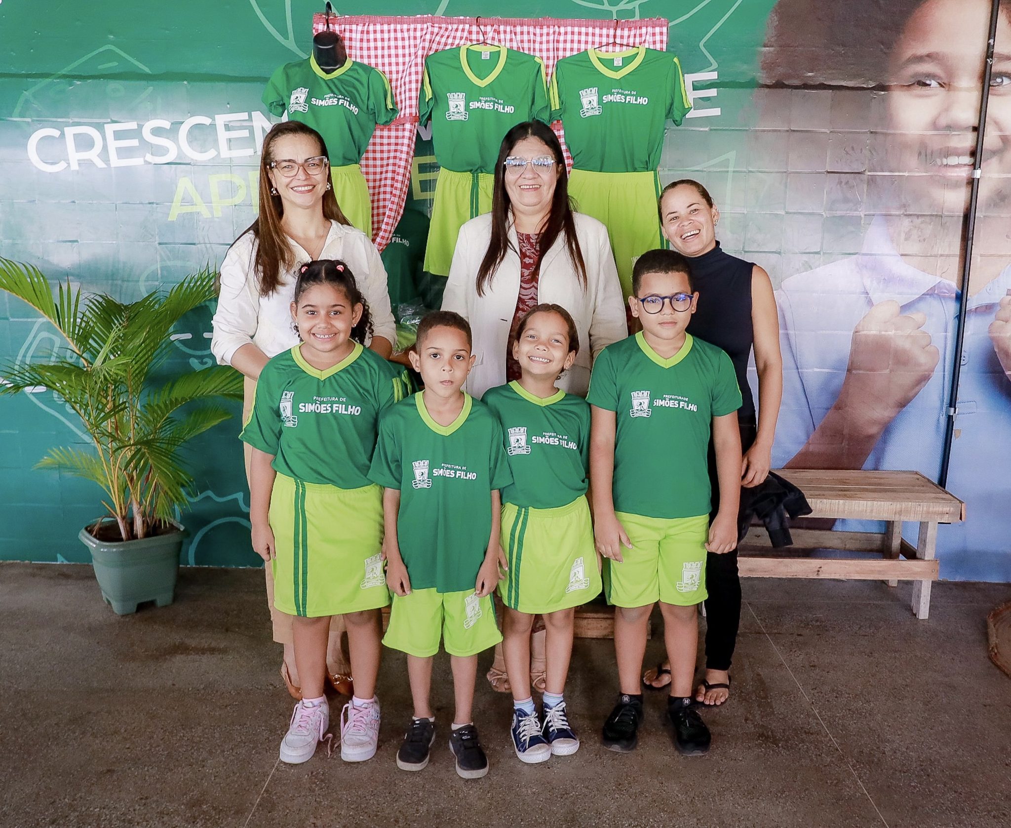 Prefeitura avança com a entrega do novo fardamento para estudantes da Rede Municipal